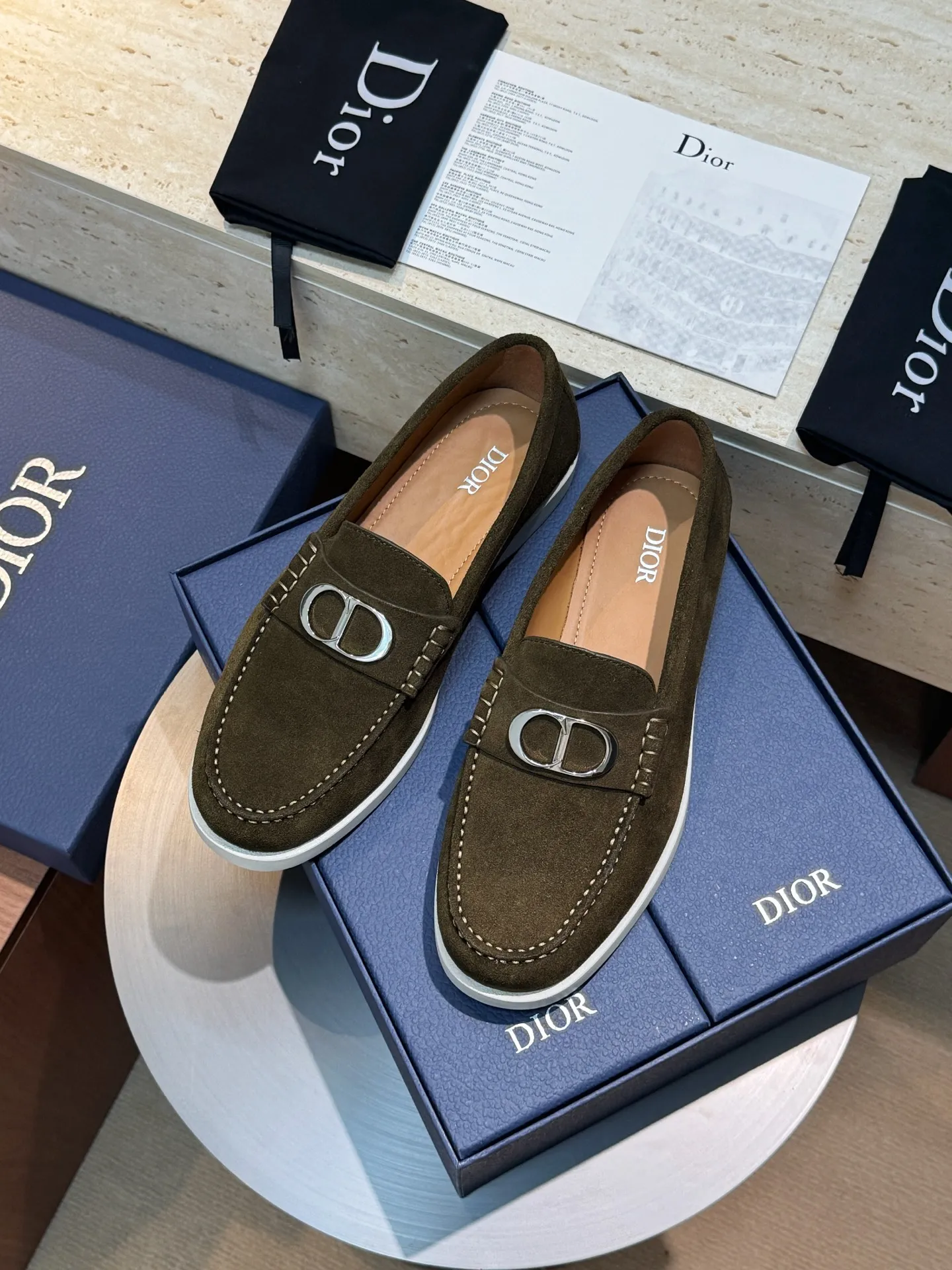 Factory price: 420💰Dior*Granville men's lace-up casual shoes-original replica Buy the original version and get a one-to-one replica. It is a casual dress shoe. Crafted from luxuriously soft navy suede, it features an Oblique printed panel on the upper. The lightweight white rubber sole adds sophistication, with an Oblique pattern engraved on the outsole and branding on the back. Adds elegance to any casual look. Imported cowhide suede + imported cowhide lining + original outsole Size: 39-44 (45 46 customized)